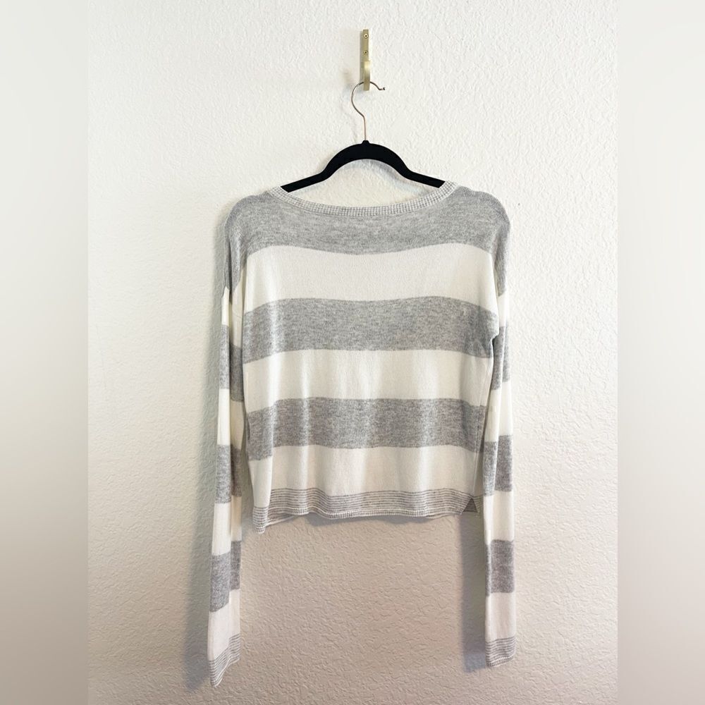 Alice & Olivia gray and white Striped Cropped V neck Sweater - Small. NWT - Picture 5 of 8